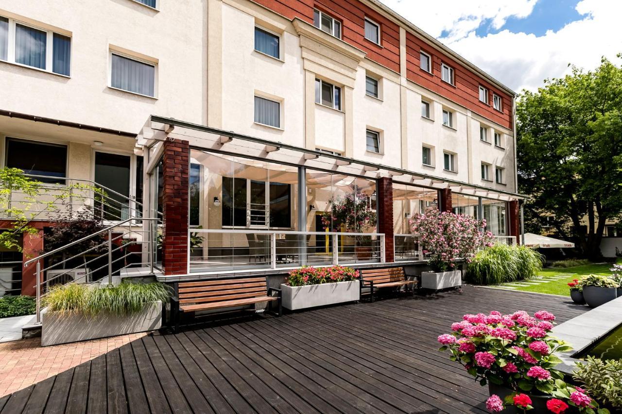 Hotel Almarco Шрода-Вєлькопольска Екстер'єр фото