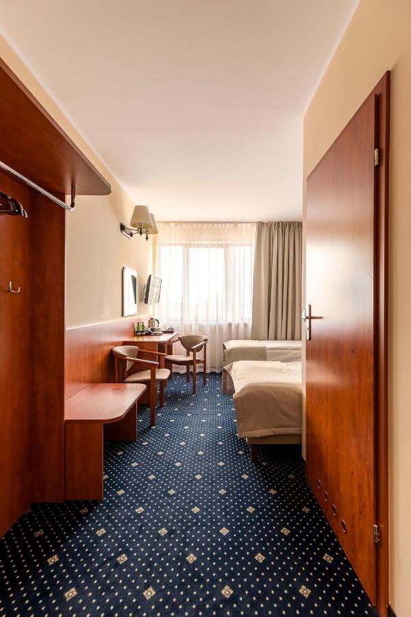 Hotel Almarco Шрода-Вєлькопольска Екстер'єр фото
