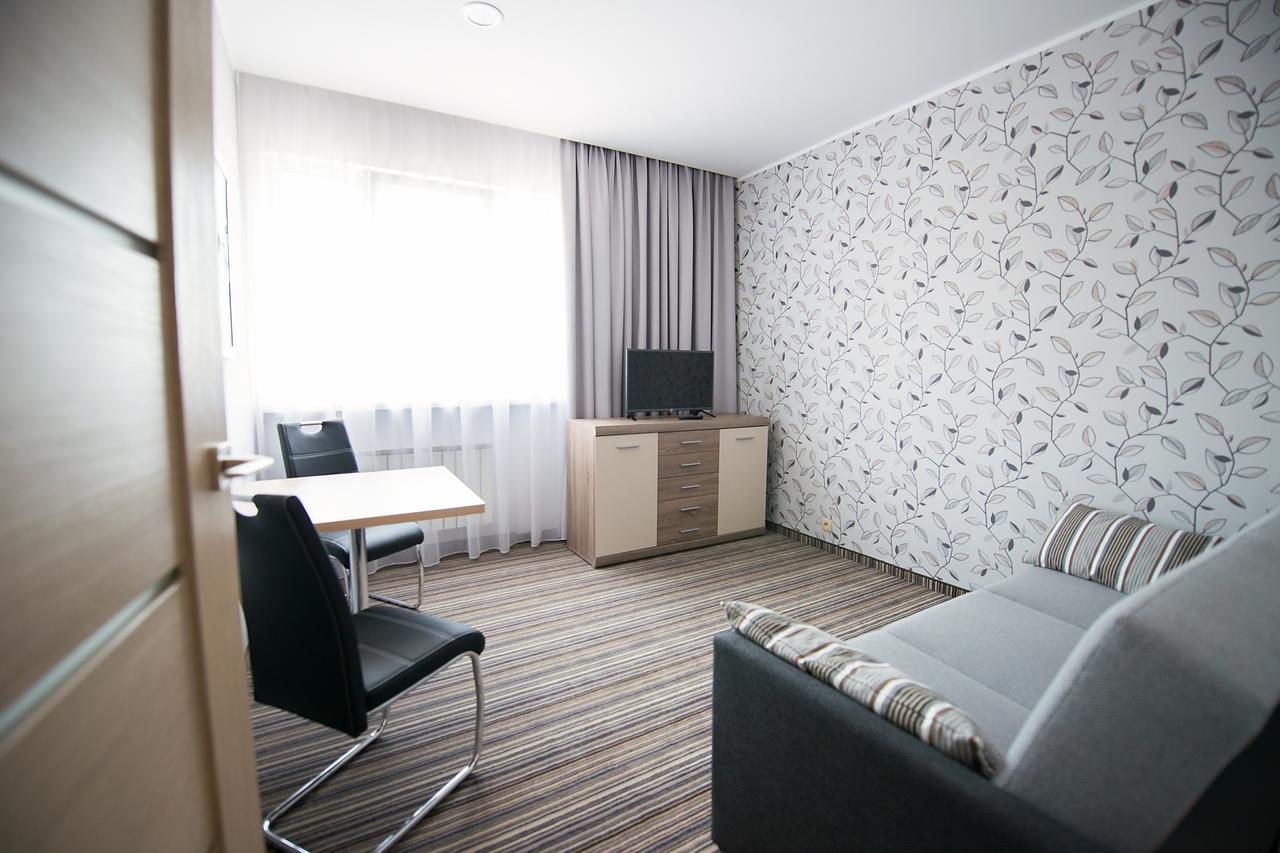 Hotel Almarco Шрода-Вєлькопольска Екстер'єр фото